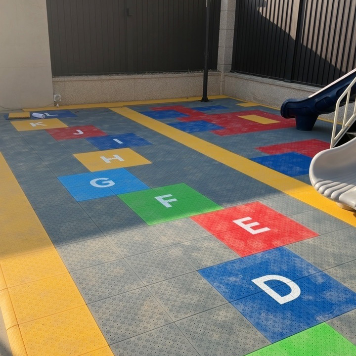 بلاط ملاعب كرة السلة المتشابك  - مراجعة Outdoor Sport Court Tiles وسعره