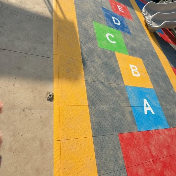 بلاط ملاعب كرة السلة المتشابك  - مراجعة Outdoor Sport Court Tiles وسعره